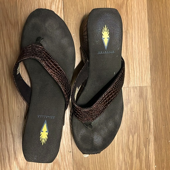 Volatile flip flops - Picture 1 of 5